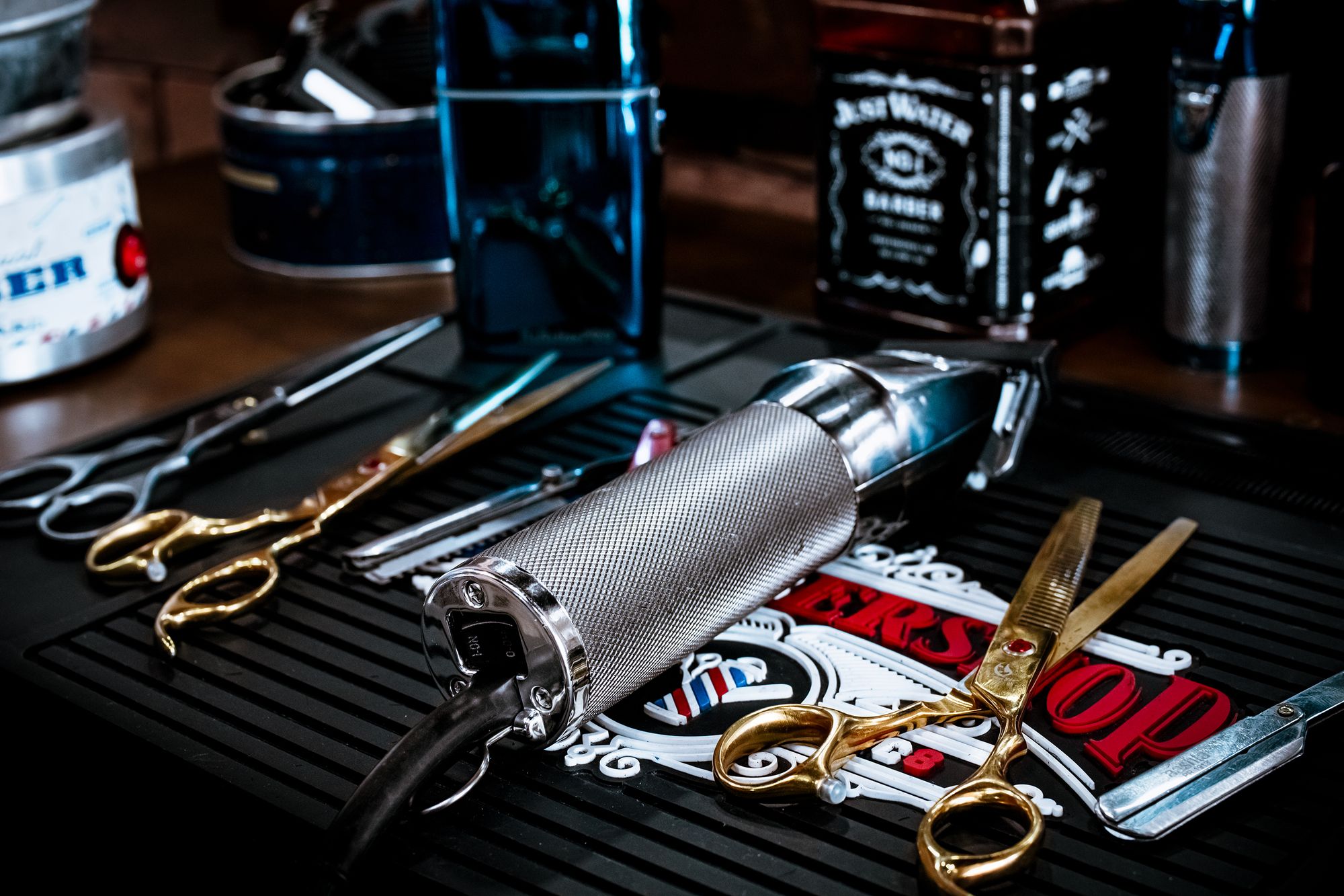 Herramientas de barbero: tijeras y máquina de corte sobre la mesa de trabajo